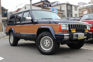 入庫車紹介 お洒落な木目調シート チェロキー 中古車 専門店 ガレージサンのjeepチェロキー